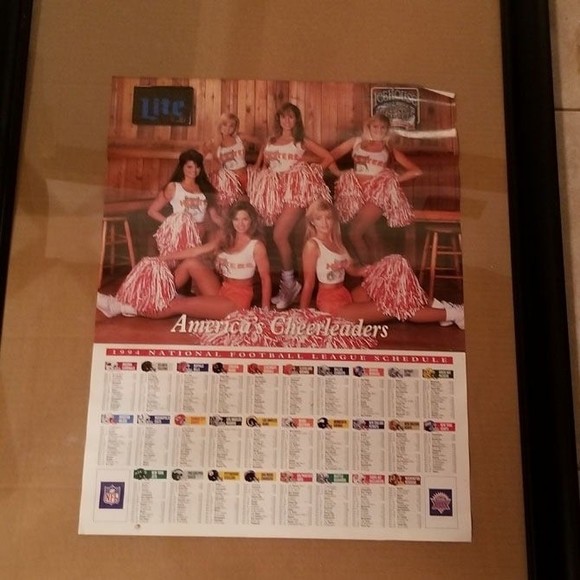 1994 Hooters Cheerleaders NFL Schedule Poster - Picture 2 of 7